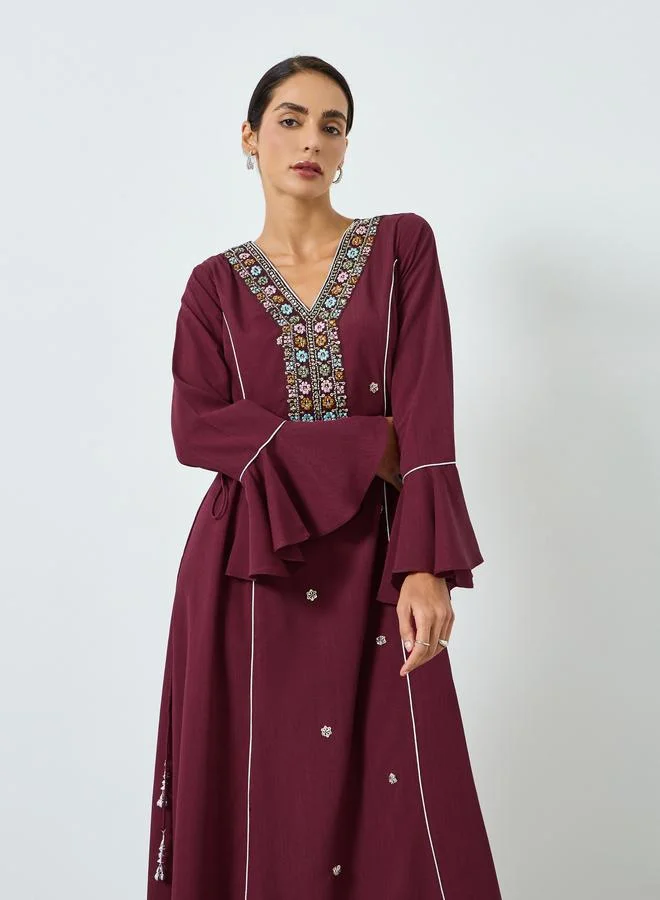 مكسيم كريشن جلابية مطرزة بلون عنابي داكن وقصة حرف ألف